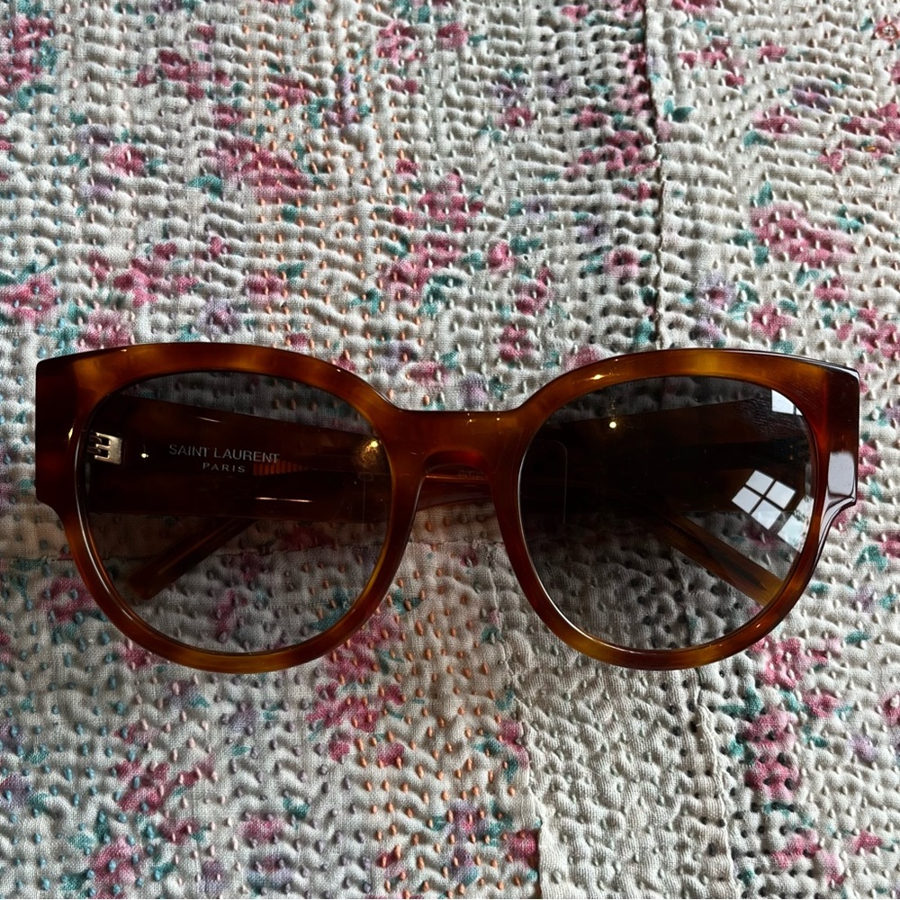 Beautiful authentic Yves St Laurent sunglasses. Condition 9/10